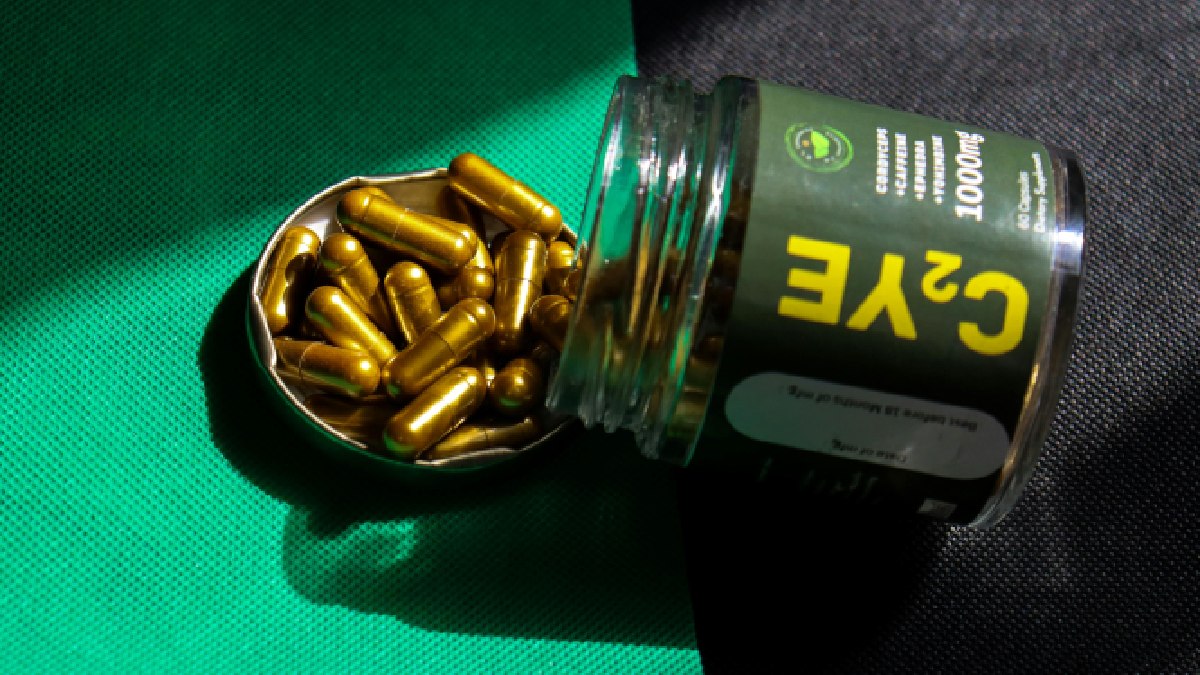 Cafeína em cápsulas e pré-treinos é concentrada e aumenta o risco de excesso acidental (Foto: Muskan Verma / Pexels)
