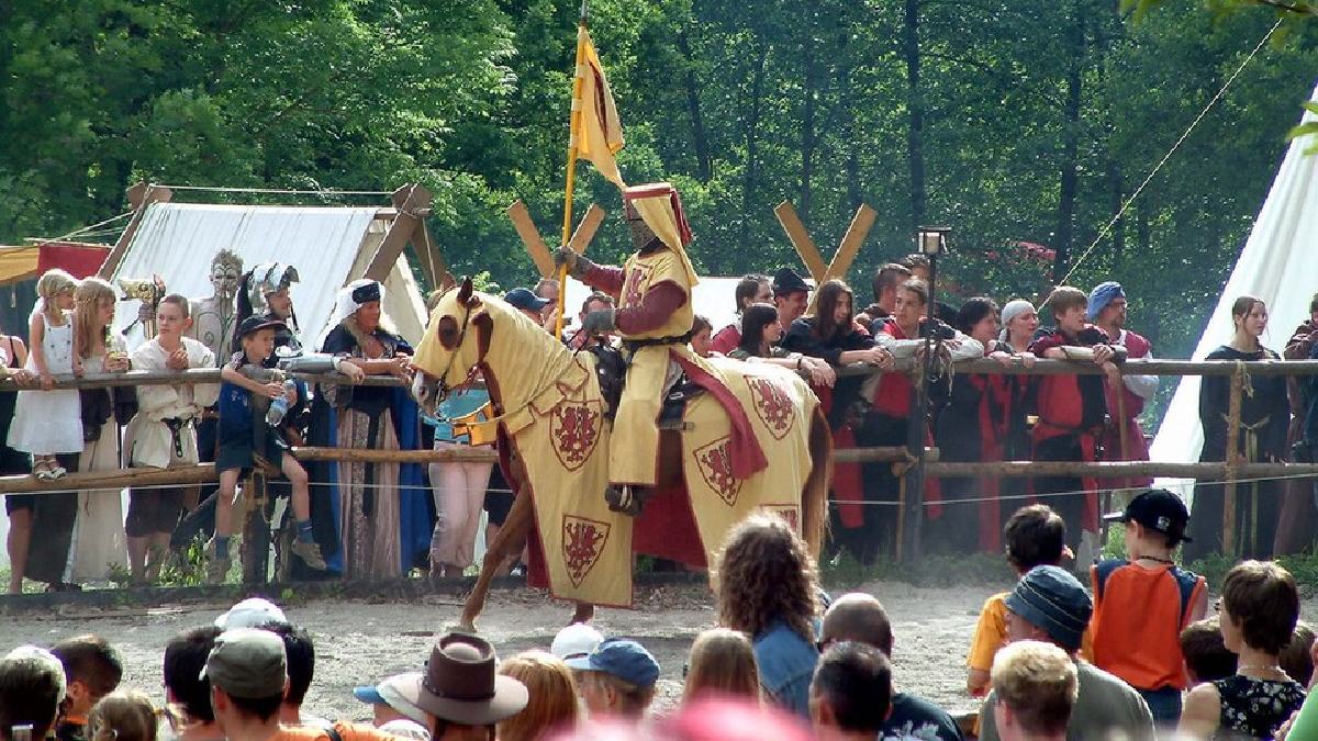 O Carnafolk, por exemplo, contará com batalhas históricas com trajes de época, com direito a espadas e escudos (Foto: Jonas John / Wikimedia Commons)