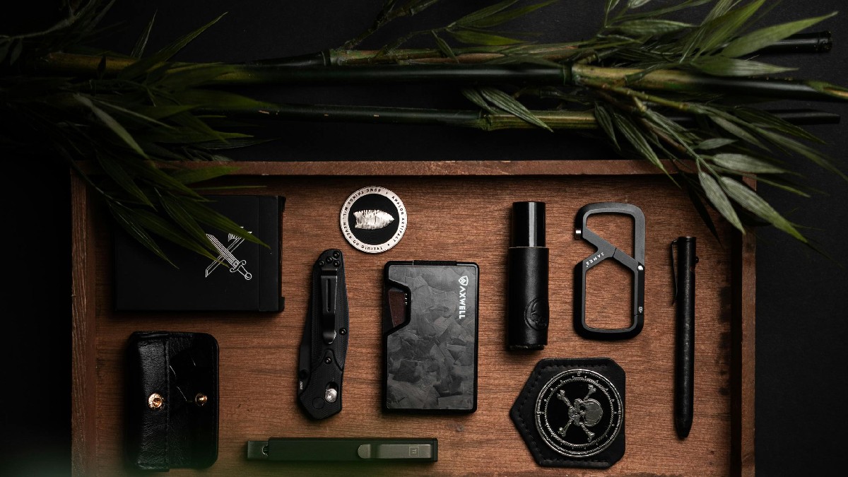 Reunir itens de uso diário em uma bandeja reduz a dispersão visual e facilita a saída de casa nos dias corridos (Foto: Axwell Wallets / Pexels)