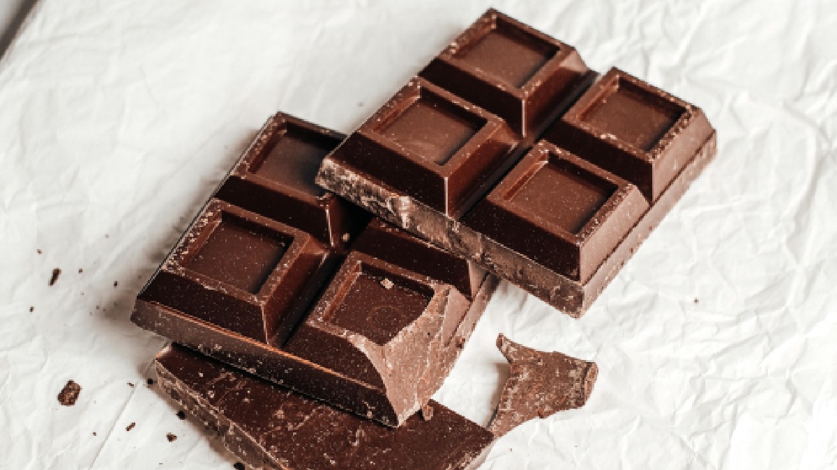 Chocolate amargo pode adicionar cafeína "por fora" das bebidas, somando no total sem chamar atenção (Foto: Vie Studio / Pexels)