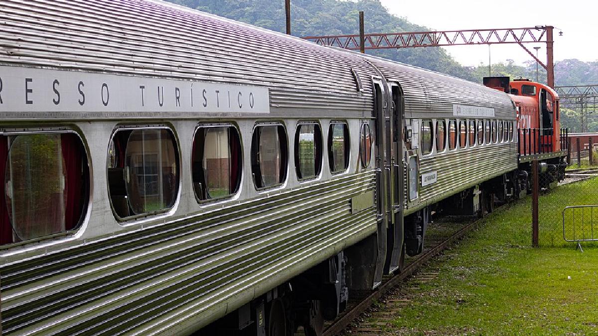 O Expresso Turístico reforça o apelo de bate e volta com uma locomotiva da CPTM de 1952 e carros restaurados que ligam o passeio ferroviário ao imaginário de fim de semana (Foto: Ariadne Barroso / Wikimedia Commons)
