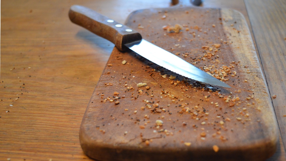 O USDA orienta trocar tábuas excessivamente gastas ou com sulcos difíceis de limpar (Foto: StockSnap / Pixabay)