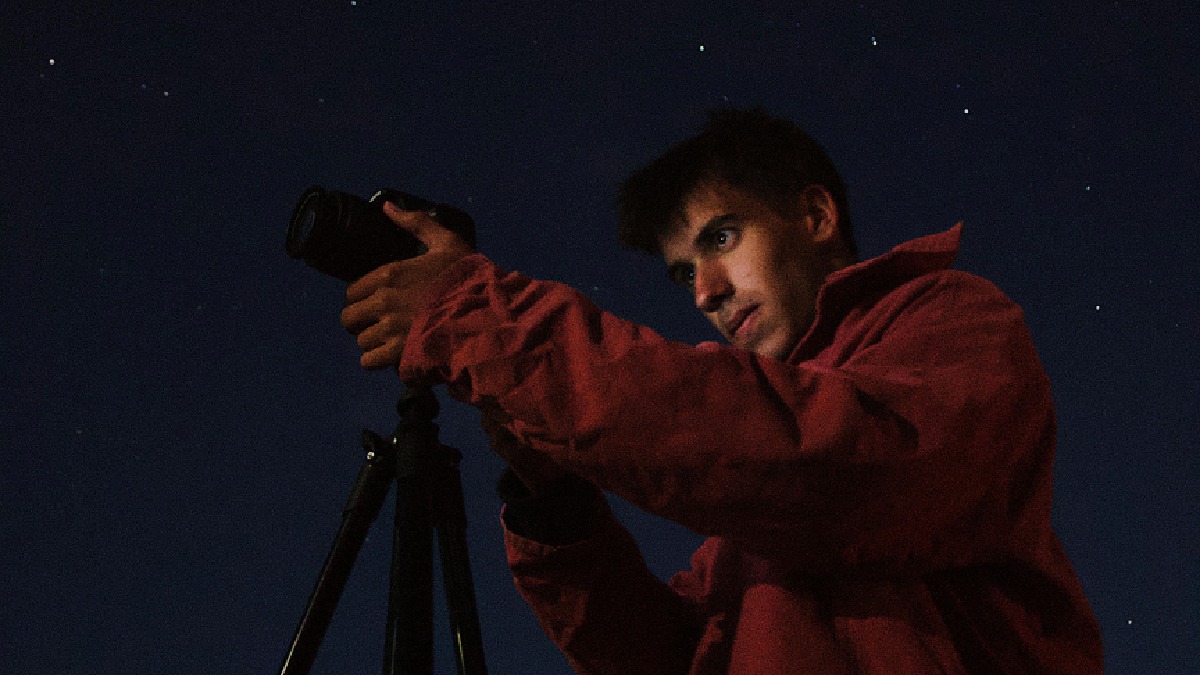 Tripé ajuda mais do que lente cara na noite, porque a foto "boa" quase sempre depende de estabilidade (Foto: Maël BALLAND / Pexels)