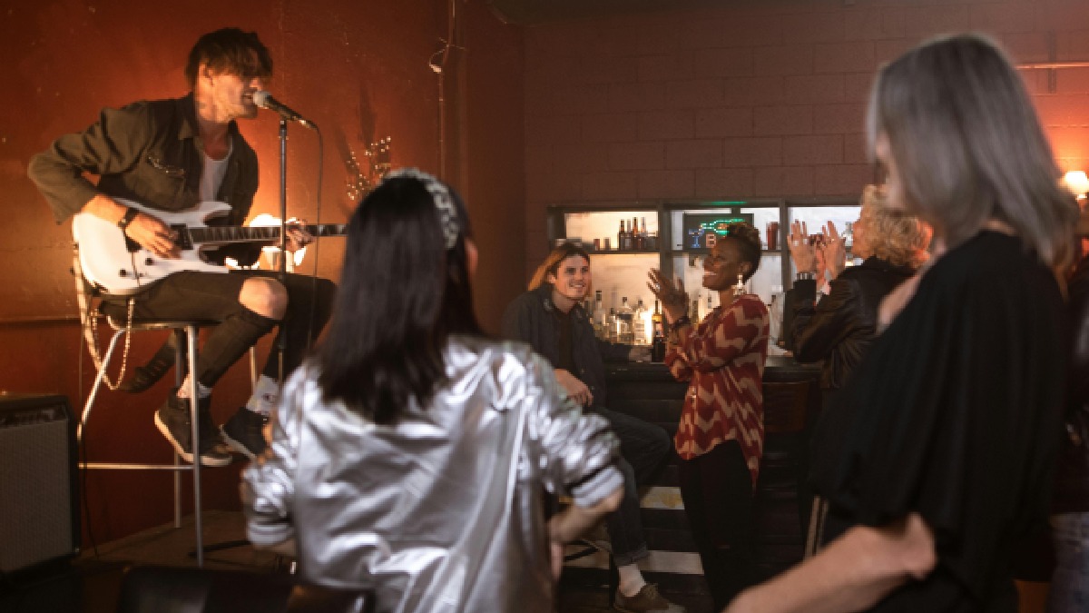 Músicas ao vivo, seja folk ou rock, são tradição em pubs irlandeses por todo o mundo (Foto: RDNE Stock project / Pexels)