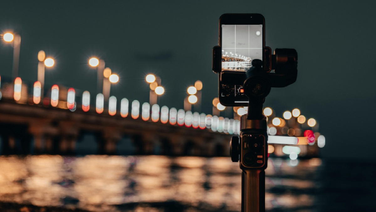 Celular no tripé deixa a mão fora da foto, corta tremor e melhora nitidez quando a câmera usa exposição mais longa (Foto: mehmetakifarts / Pexels)