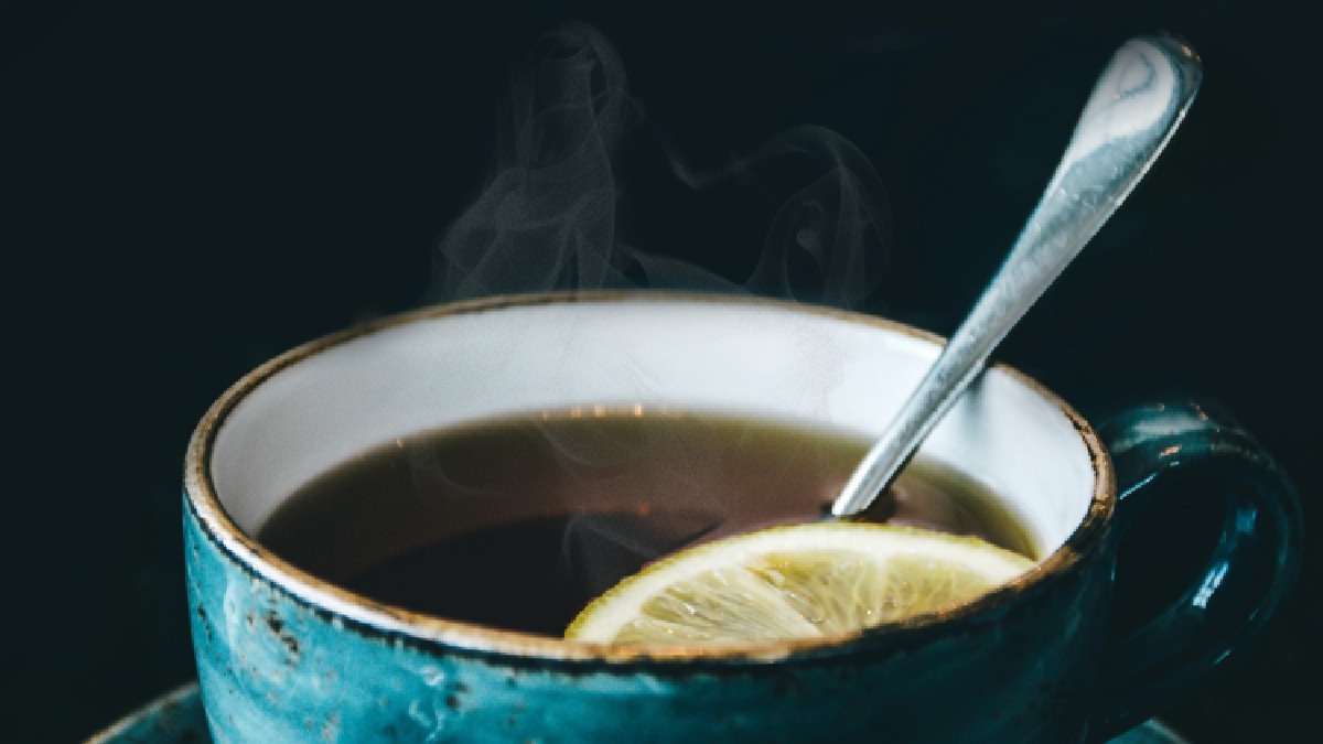 Chá preto e infusões prontas também podem conter cafeína e frequentemente são esquecidos na contagem (Foto: Lisa from Pexels / Pexels)