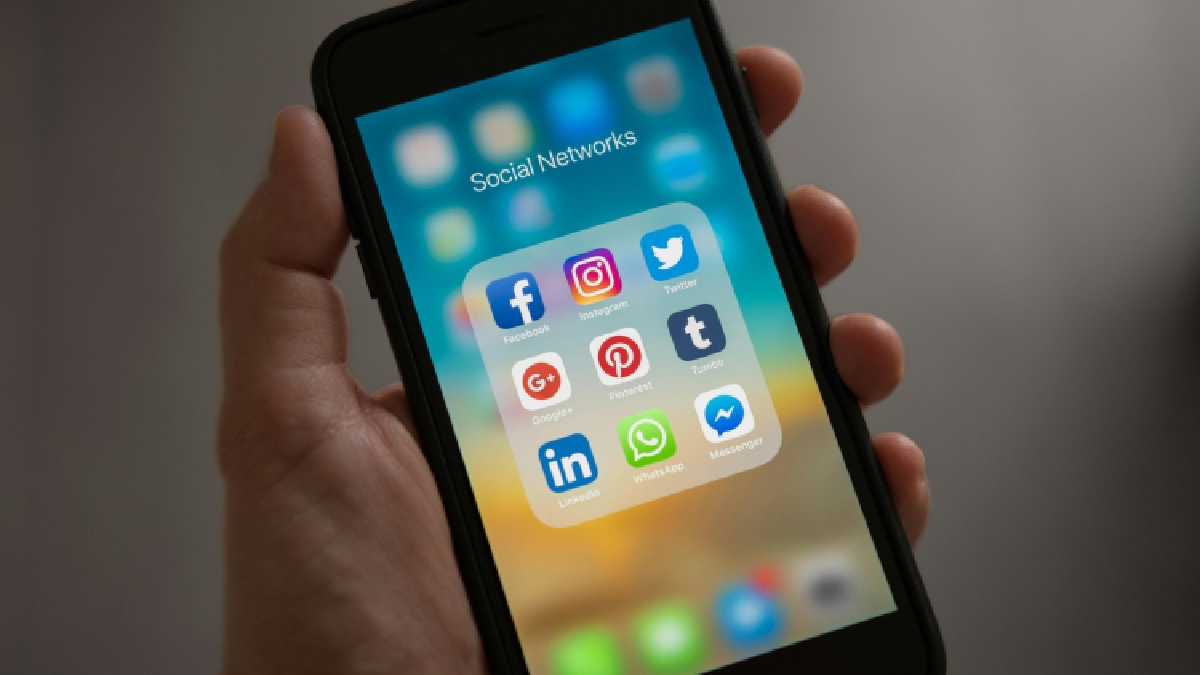 É nas redes sociais que a rejeição se converte em alcance, porque cada crítica, piada ou desabafo ajuda a manter a obra em circulação (Foto: Tracy Le Blanc / Pexels)