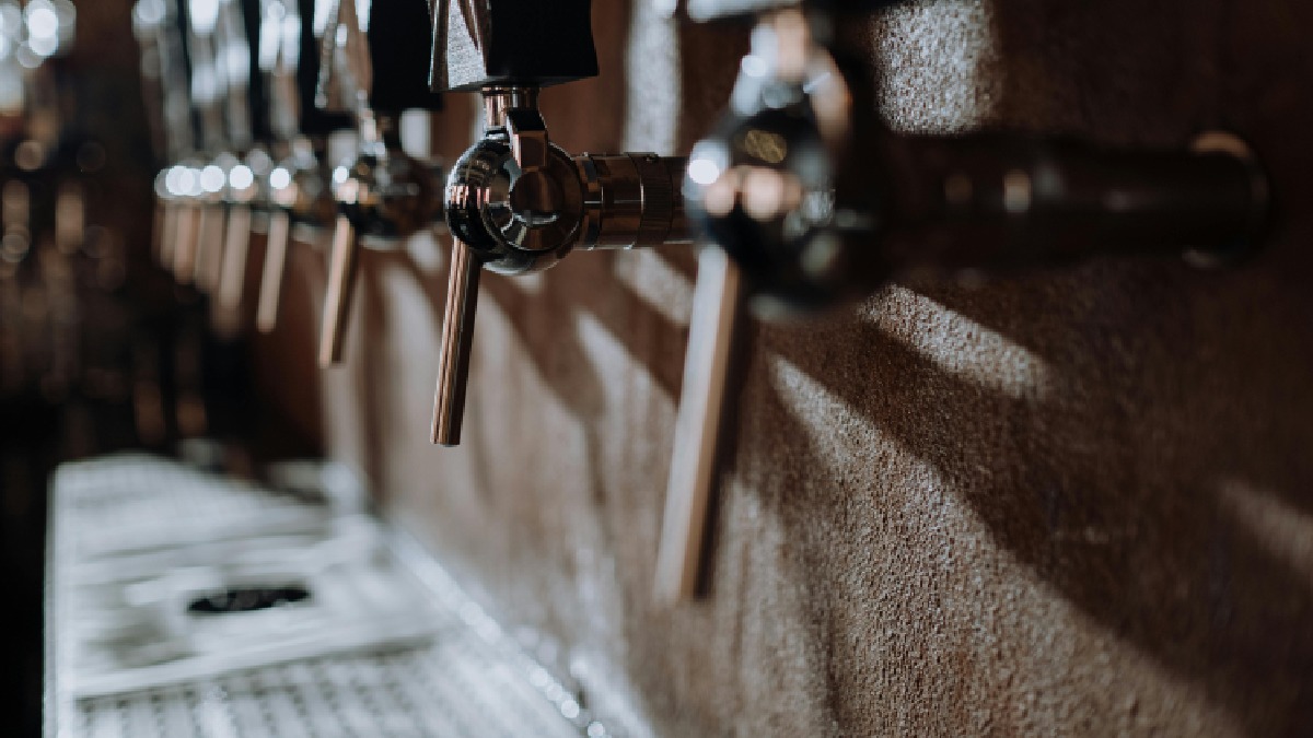 Torneiras de chope em bar com clima de pub (Foto: cottonbro studio / Pexels)