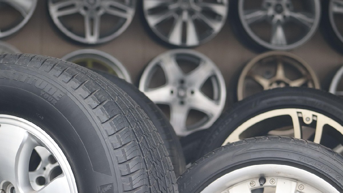 A escolha do pneu ideal passa por avaliação profissional, sobretudo em carros mais pesados, SUVs e picapes com uso misto (Foto: RoamerDiary / Pixabay)