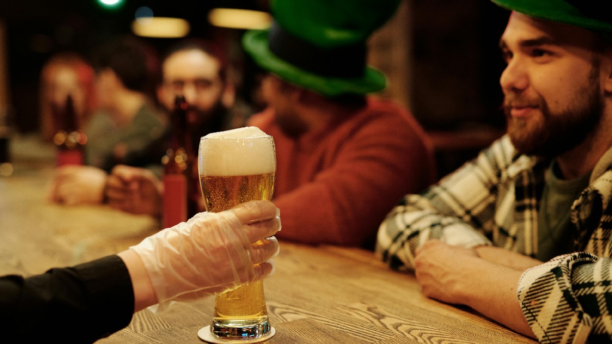 Chope servido no balcão durante comemoração de São Patrício (Foto: Darlene Alderson / Pexels)