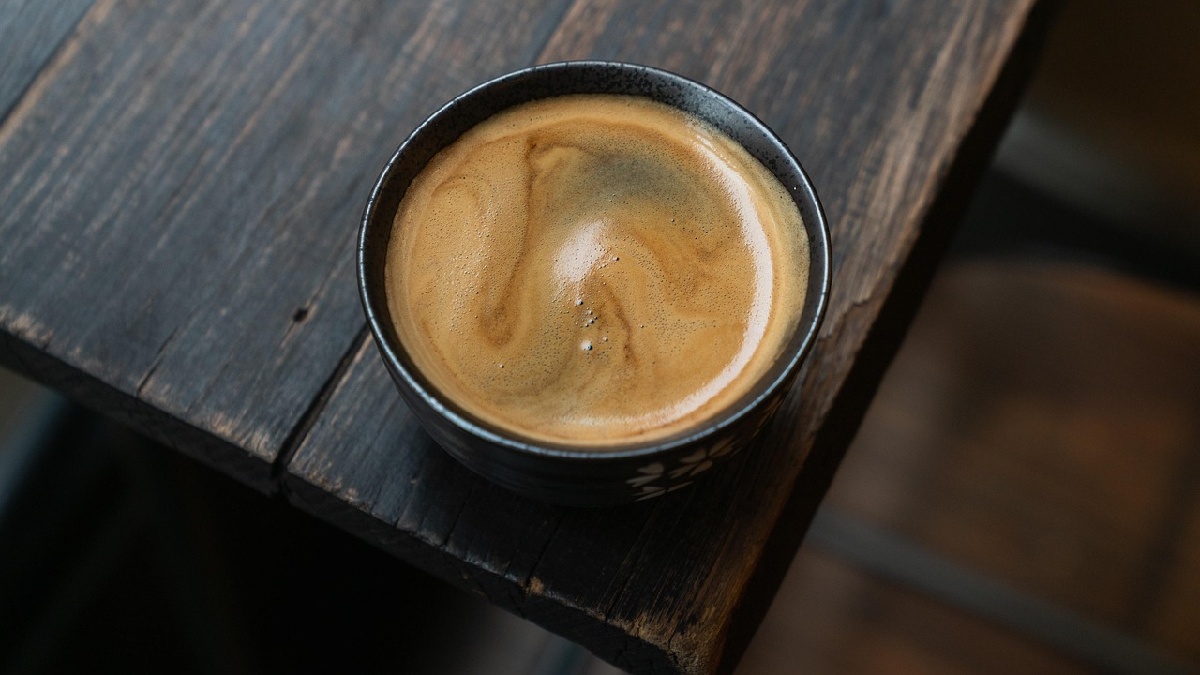 Espresso concentra cafeína por dose e costuma "pesar" mais do que parece na soma diária (Foto: poedynchuk / Pixabay)