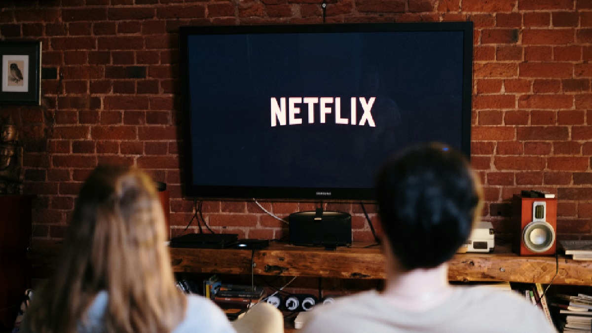 Assistir em companhia também potencializa o hate-watching, já que a experiência coletiva costuma estimular comentários, ironia e repercussão imediata (Foto: cottonbro studio / Pexels)