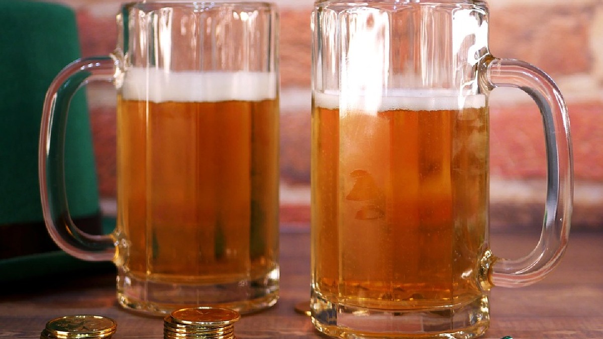 Cerveja e a cor verde se tornaram marcas visuais das festas de São Patrício (Foto: glambeaudesign / Pixabay)