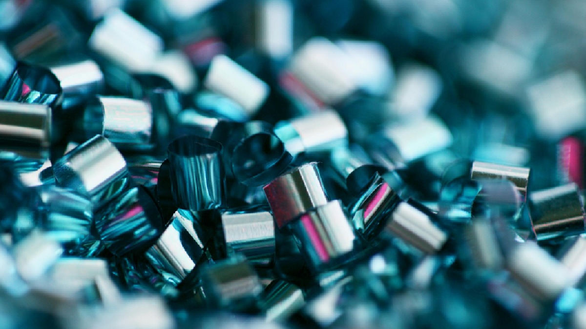 Estudo publicado em 2023 estimou exposição anual de milhões de partículas liberadas por tábuas plásticas durante o corte (Foto: Alexander Grey / Pexels)