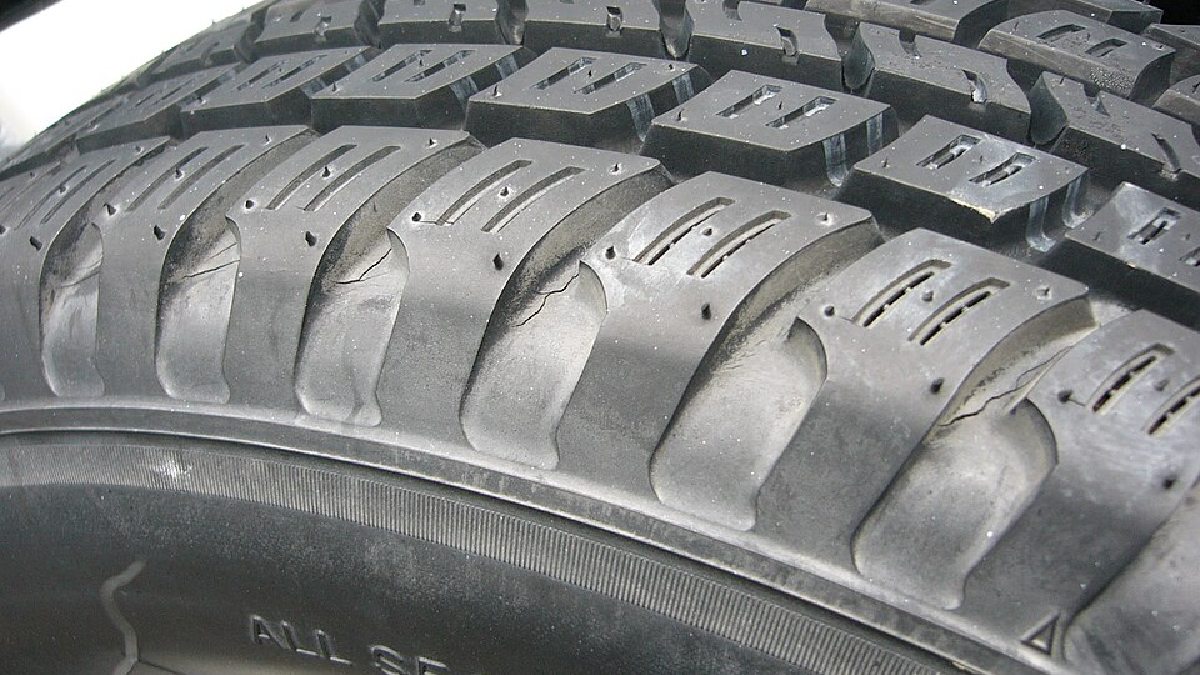 O desenho do tread e o código no flanco, são dois pontos essenciais de avaliação antes da compra (Foto: Ken T1381 / Wikimedia Commons)