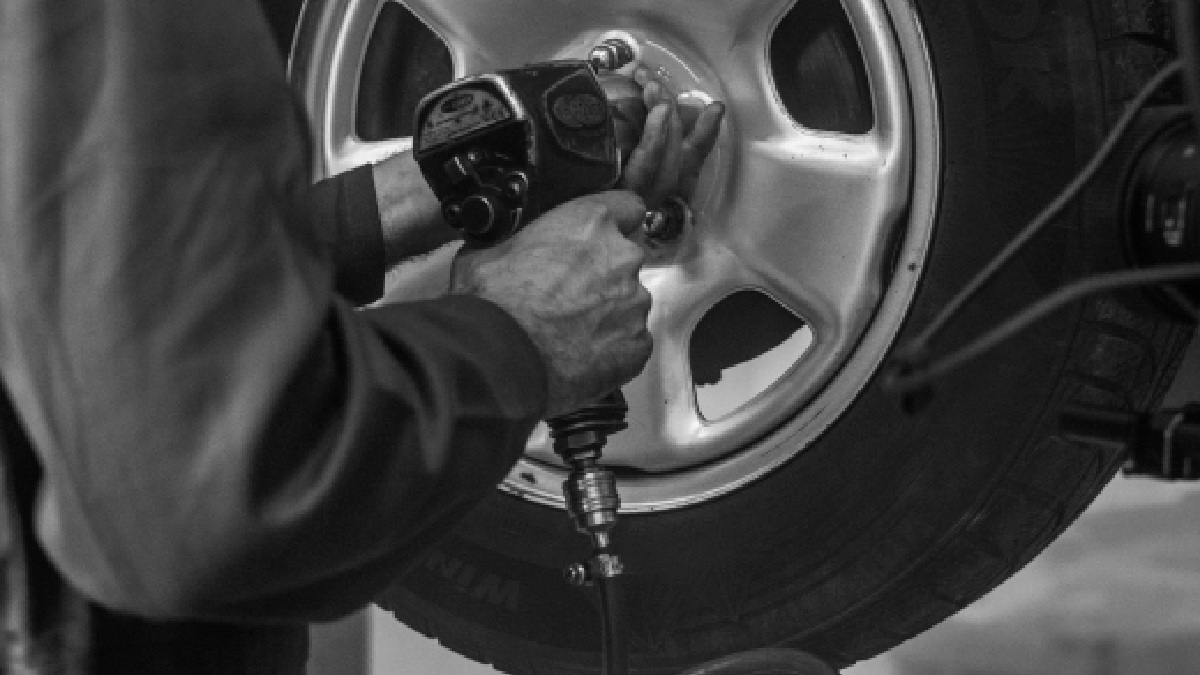 A troca do pneu não envolve só borracha nova: montagem correta, torque e inspeção visual fazem diferença para evitar desgaste irregular e vibrações no volante (Foto: Artem Podrez / Pexels)