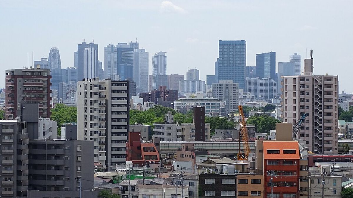 O skyline de Tóquio virou uma síntese visual da capital japonesa, cidade que o turismo oficial descreve como ponto de encontro entre tradição e tecnologia (Foto: Adam Jones / Wikimedia Commons)