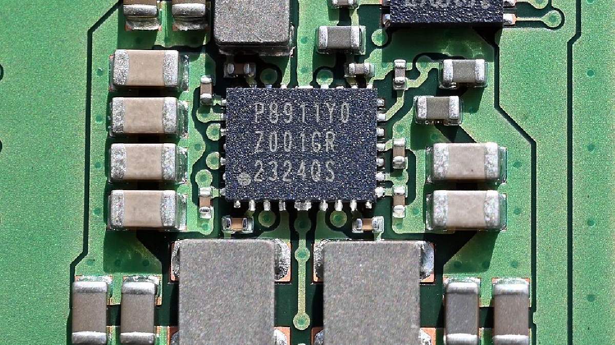A DDR5 trouxe o PMIC para o próprio módulo, mudança importante da geração e um detalhe técnico que enriquece a explicação sobre valor e desempenho (Foto: Jud McCranie / Wikimedia Commons)