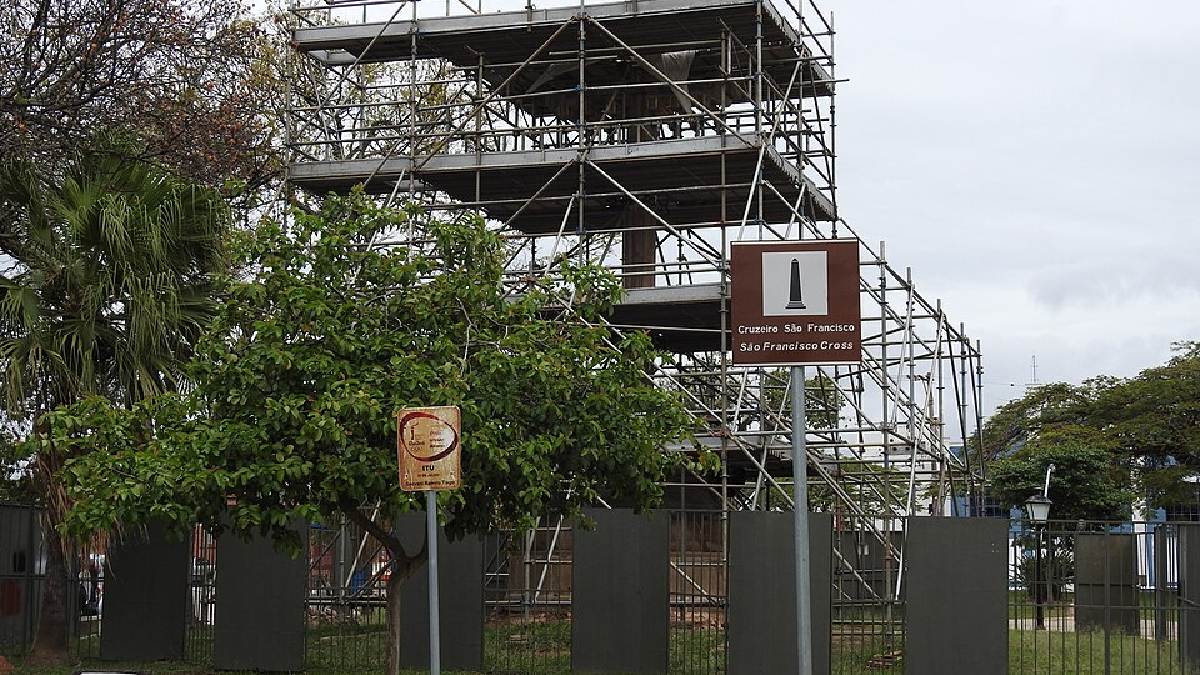 A obra de Mestre Tebas é o único remanescente do antigo conjunto franciscano e integra um eixo histórico curto, muito forte visualmente, no centro de Itu (Foto: Sturm / Wikimedia Commons)
