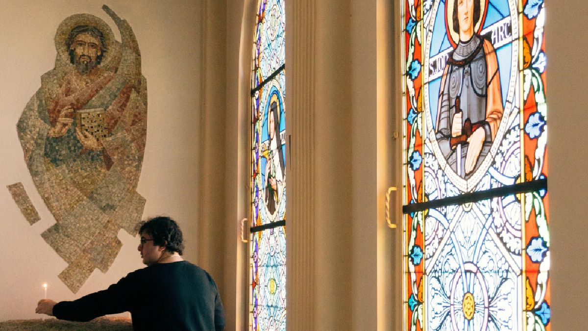 Acender uma vela em igreja é um rito simples de memória, promessa e agradecimento, muito usado em datas religiosas (Foto: Berna / Pexels)