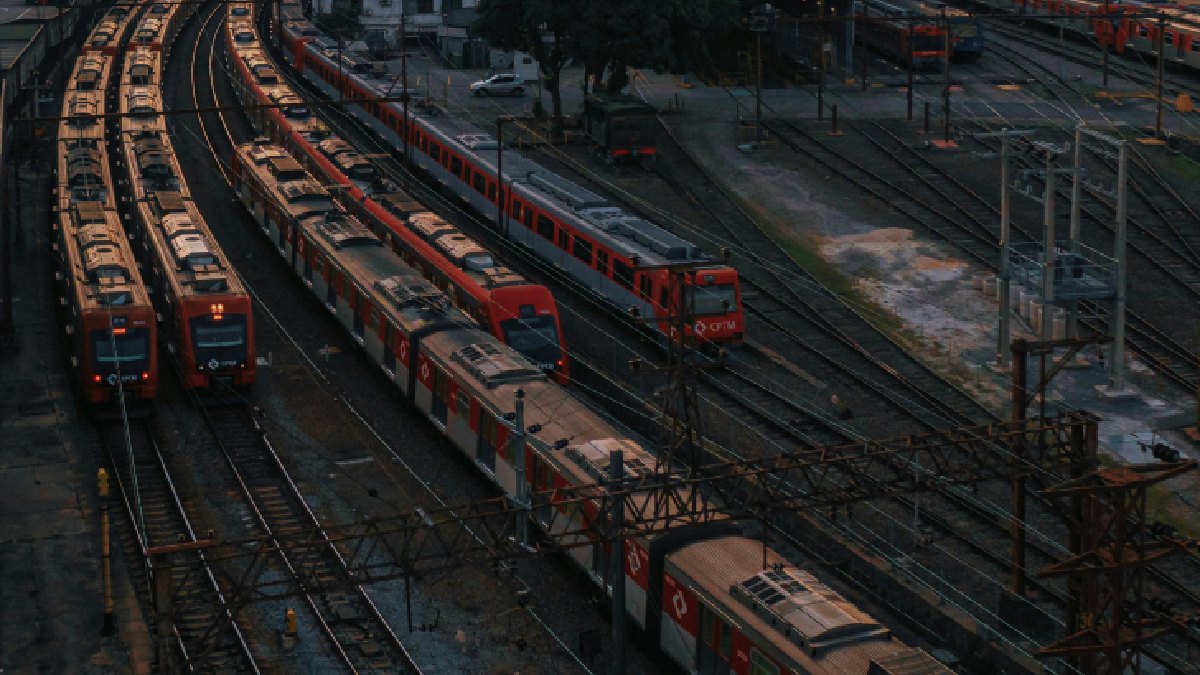 A malha ferroviária em operação ajuda a explicar por que bairros com transporte forte tendem a ganhar atratividade para compra e aluguel (Foto: Drone.leo / Pexels)