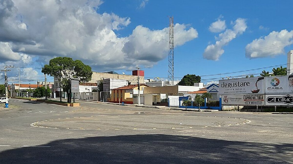 O centro de Pau dos Ferros ajuda a enriquecer a pauta porque mostra que a fama do nome convive com espaços públicos e rotina de cidade polo (Foto: Marquinhos / Wikimedia Commons)