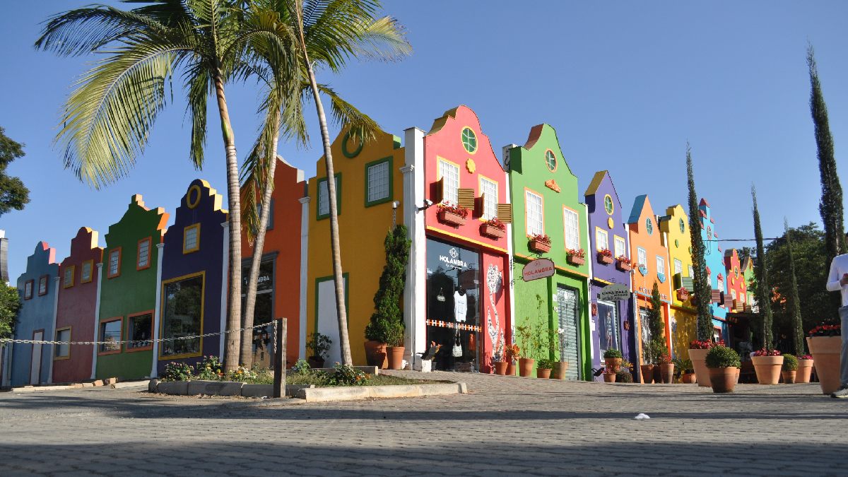 As ruas floridas e o visual organizado ajudam Holambra a se manter entre os passeios mais fotogênicos do interior paulista (Foto: Tania Parejo / Pixabay)
