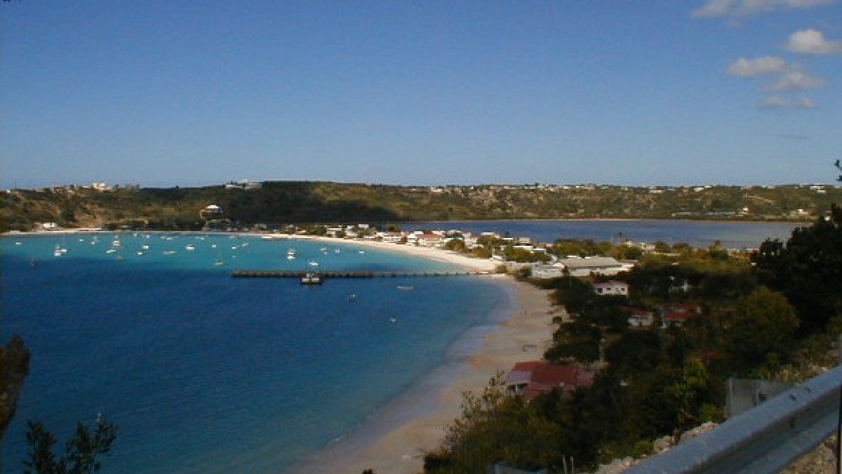 Sandy Ground aparece em um dos registros mais antigos no Commons, com vista elevada da baía em Anguilla (Foto: Gruepig / Wikimedia Commons)