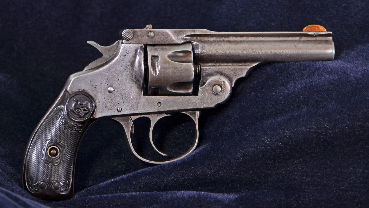 Revólveres ficam no mesmo bloco federal das pistolas, com exigência de 21 anos na venda por lojistas licenciados (Foto: Ray_Shrewsberry / Pixabay)