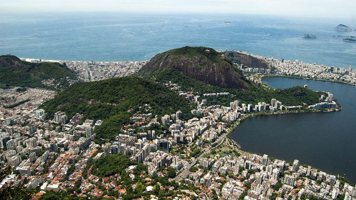 Vista aérea de ponto famoso do Rio funciona como apoio visual para a ideia de "cidade vista de cima" que impulsiona o hype (Foto: wirestock / Freepik)