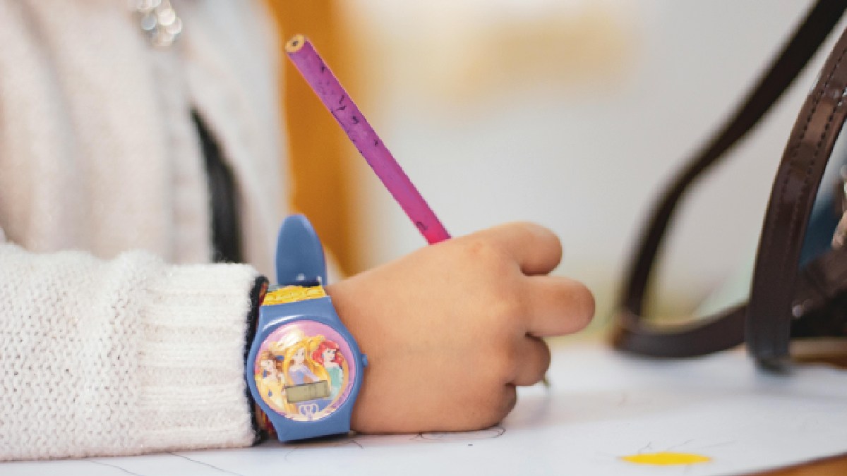 Mão desenhando com lápis de cor reforça a ideia de sala para "rabiscar" e relaxar (Foto: Pragyan Bezbaruah / Pexels)