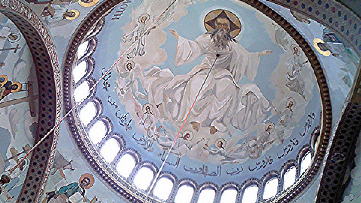 A cúpula principal conta com uma imagem do Deus Pantocrator, Cristo Todo-Poderoso, com inscrições em árabe. Uma característica notável da arte bizantino-normanda, refletindo a convivência cultural na Sicília do século XII (Foto: Mauro Cateb / Wikimedia Commons)