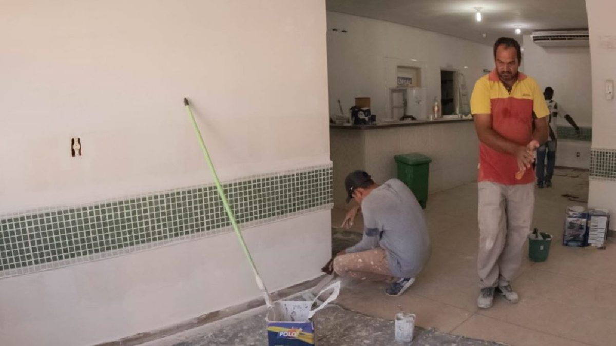A iluminação faz diferença no conforto diário. Luz amarela e pontos indiretos ajudam a deixar o ambiente mais acolhedor. Foto: Ricardo Pellizzari/SCG
