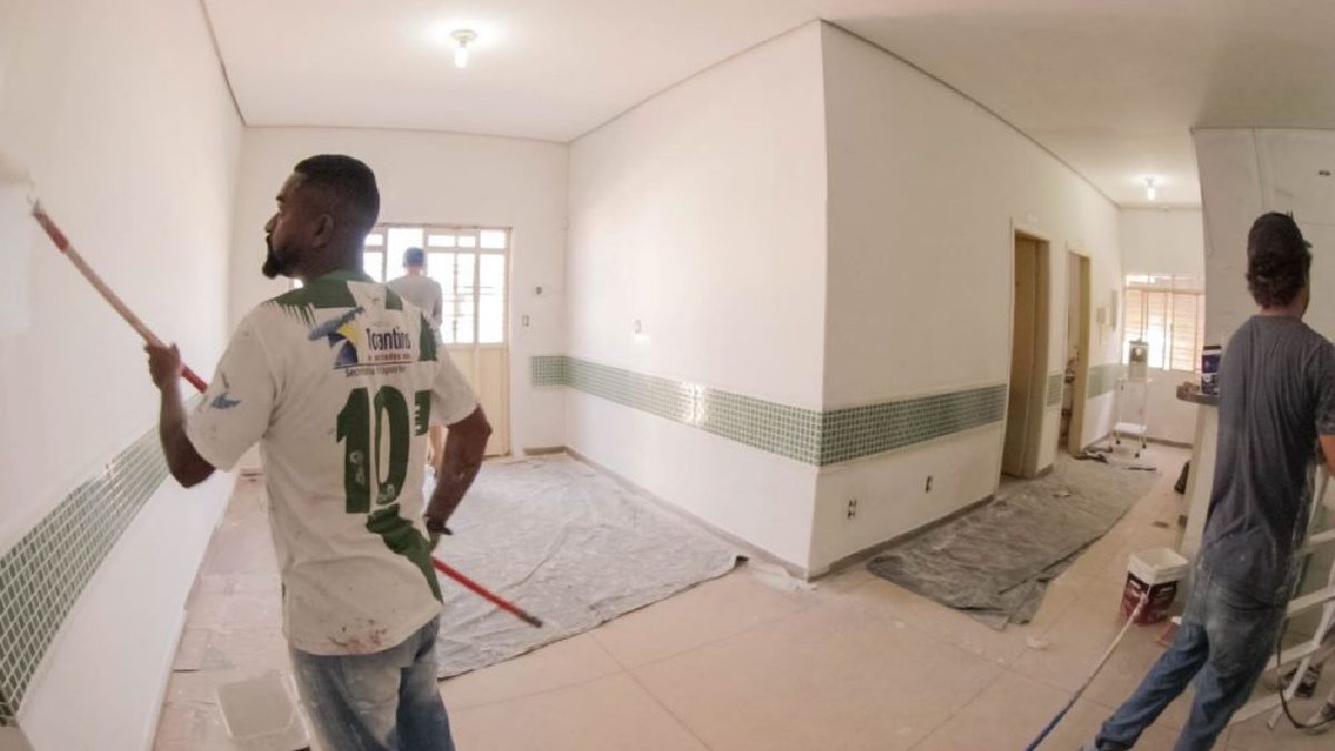 Não é preciso gastar muito para preparar a casa. Organização, cores quentes e cantinhos funcionais já transformam o uso dos espaços. Foto: Ricardo Pellizzari/SCG