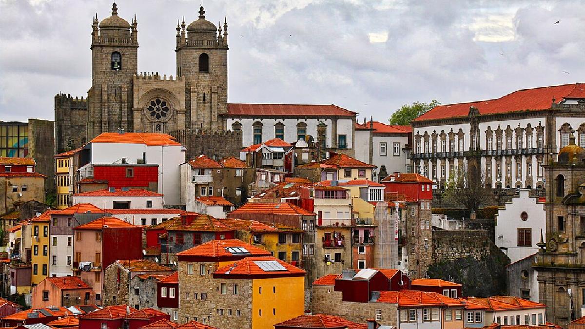 Porto cresce ao redor do Douro e o turismo oficial local apresenta a cidade como um centro histórico que segue em ritmo contemporâneo (Foto: Alain Rouiller / Wikimedia Commons)