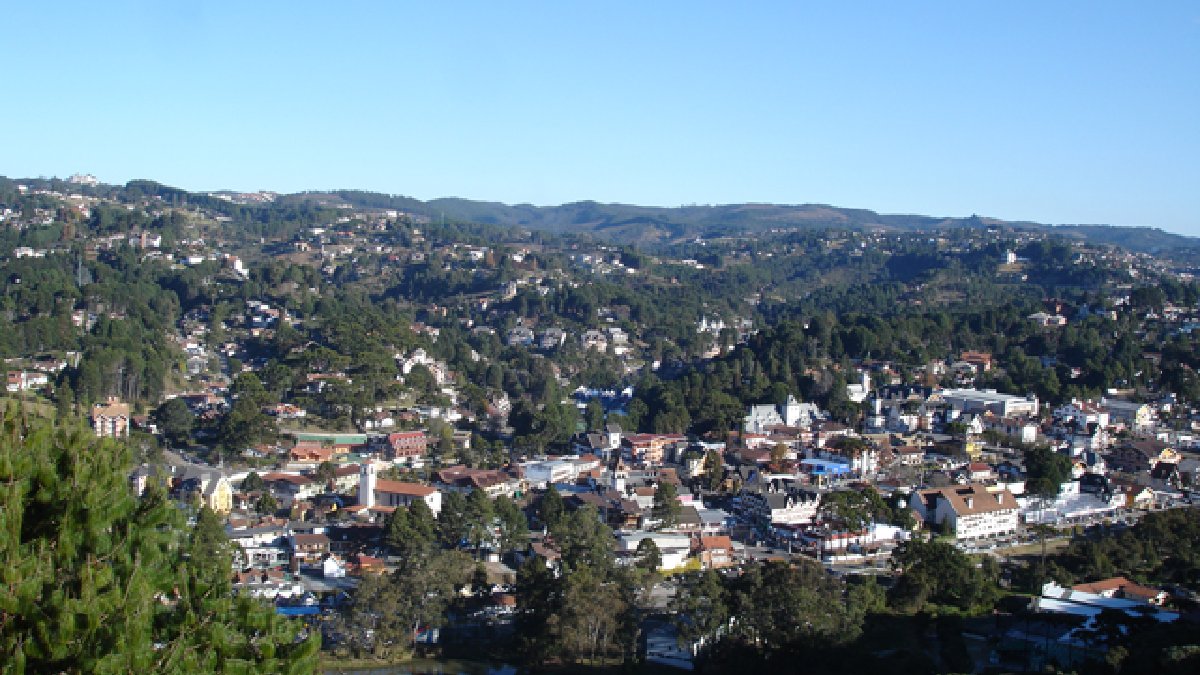Campos do Jordão fica a 1.628 metros de altitude, marca que a prefeitura aponta como a mais alta entre as sedes municipais do País (Foto: Carolina B. / Wikimedia Commons)