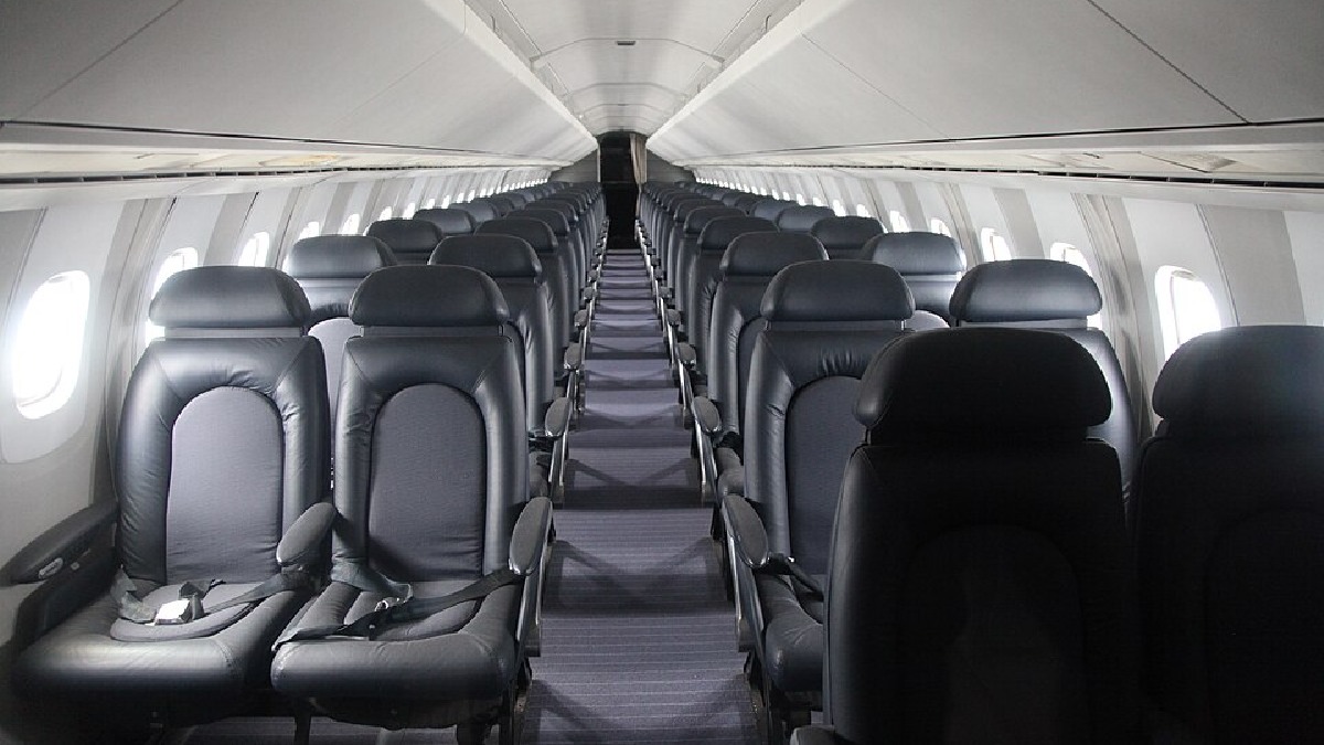 Cabines mais estreitas, como a do Concorde, ajudam a mostrar que a etiqueta no avião não nasceu agora, porque respeito ao espaço do outro sempre foi parte da experiência de voar (Foto: Daniel Schwen / Wikimedia Commons)