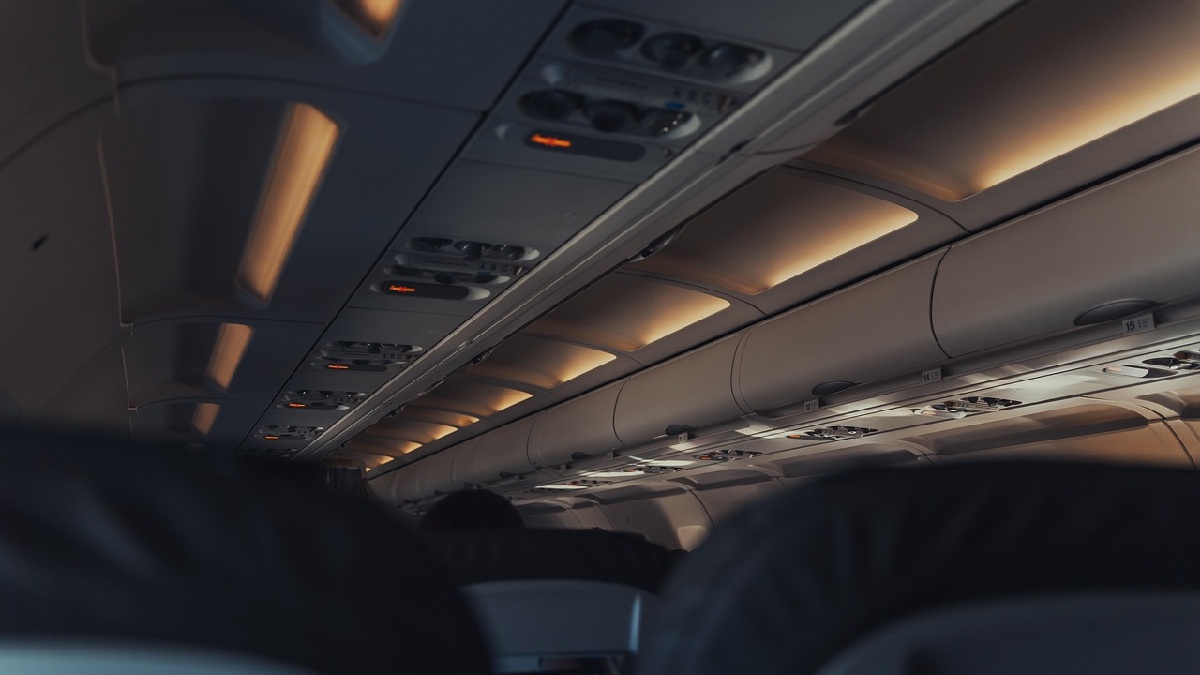 Em cabine lotada, levantar várias vezes, bloquear o corredor ou abrir o bagageiro fora de hora atrasa o serviço de bordo e aumenta o risco de atrito entre passageiros, sobretudo em voos curtos e cheios (Foto: Michael_Pointner / Pixabay)
