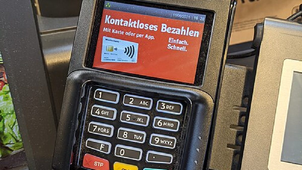 Terminais de autoatendimento reforçam uma mudança importante no consumo, a decisão sobre como pagar virou parte da estratégia do orçamento e não apenas um gesto automático (Foto: Anselm Schüler / Wikimedia Commons)