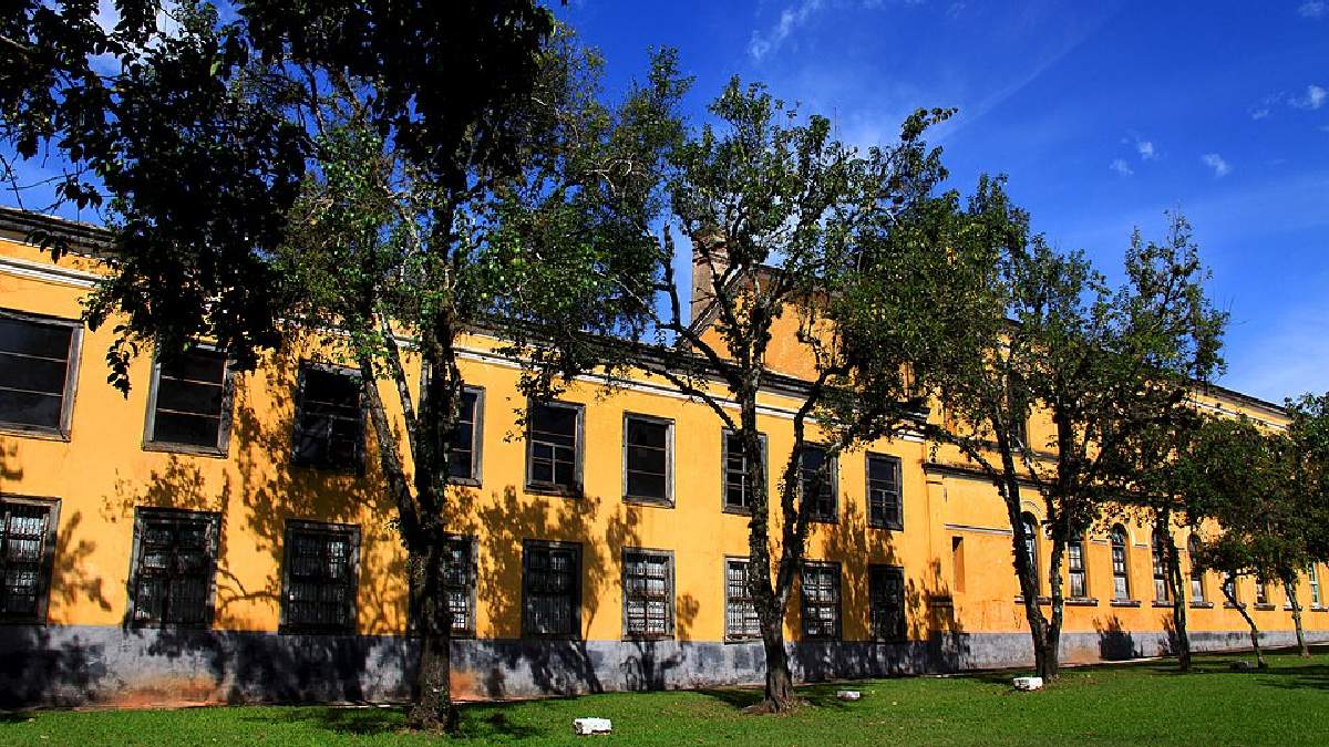 Inaugurada em 1869, a Fábrica São Luiz foi a primeira fábrica de tecidos movida a vapor do estado e hoje funciona como espaço cultural no centro (Foto: Rejane Sarmento / Wikimedia Commons)