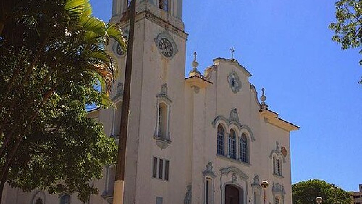 A basílica é um dos marcos mais identificáveis de Marília e ajuda a dar à galeria um ponto de referência urbano e histórico da cidade (Foto: AdriDaqui / Wikimedia Commons)