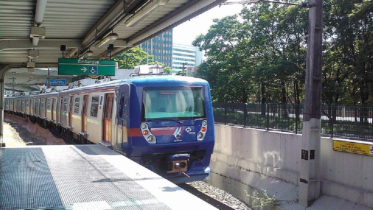 A Estação Morumbi já funciona como referência de conexão urbana, um dos elementos que mais influenciam liquidez no entorno (Foto: Diego Torres Silvestre / Wikimedia Commons)