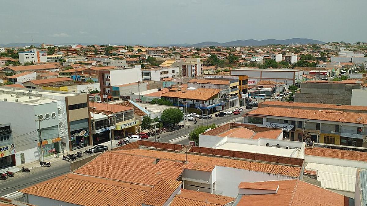 Pau dos Ferros é um dos casos em que o nome chama o clique, mas a cidade também entrega paisagem urbana e peso regional no interior potiguar (Foto: Marcos Elias de Oliveira Júnior / Wikimedia Commons)