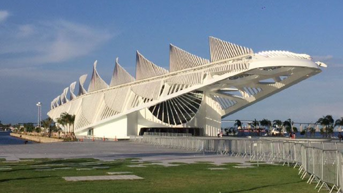 No Museu do Amanhã, a narrativa principal passa por cinco momentos, Cosmos, Terra, Onde Estamos?, Amanhãs e Nós, o que deixa o passeio mais organizado para famílias (Foto: Cristina Índio do Brasil / Wikimedia Commons)
