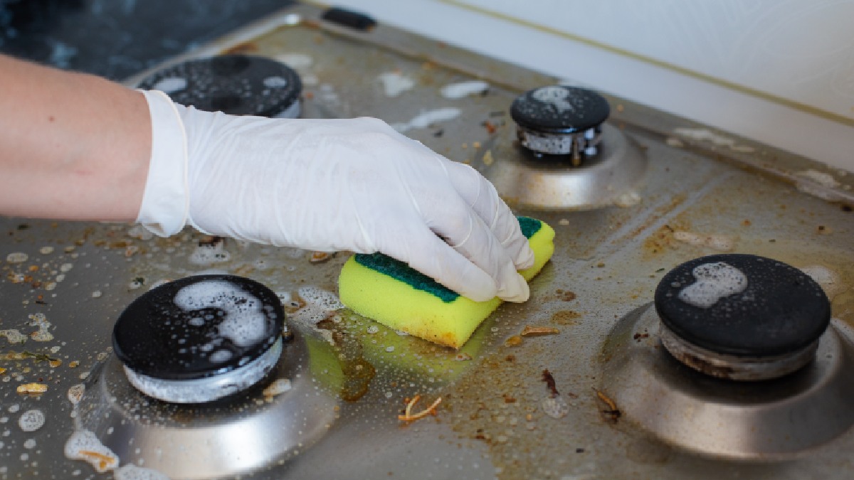 A superfície ainda engordurada mostra o tipo de resíduo que endurece com o calor e exige molho ou produto desengordurante antes da esponja (Foto: user15285612 / Freepik)