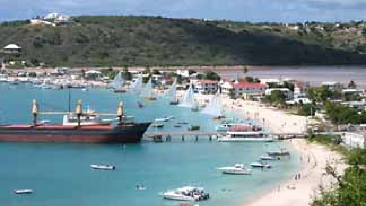 O mirante de Sandy Ground revela a enseada em curva, com barcos ancorados e a faixa urbana junto ao mar (Foto: AnguillaGirl / Wikimedia Commons)