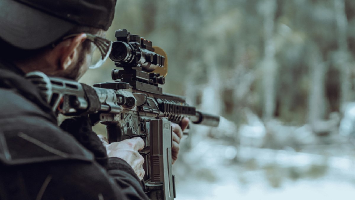Porém, armas longas semiautomáticas e automáticas possuem legislações mais duras para aquisição, até mesmo do que pistolas (Foto: Arian Fernandez / Pexels)