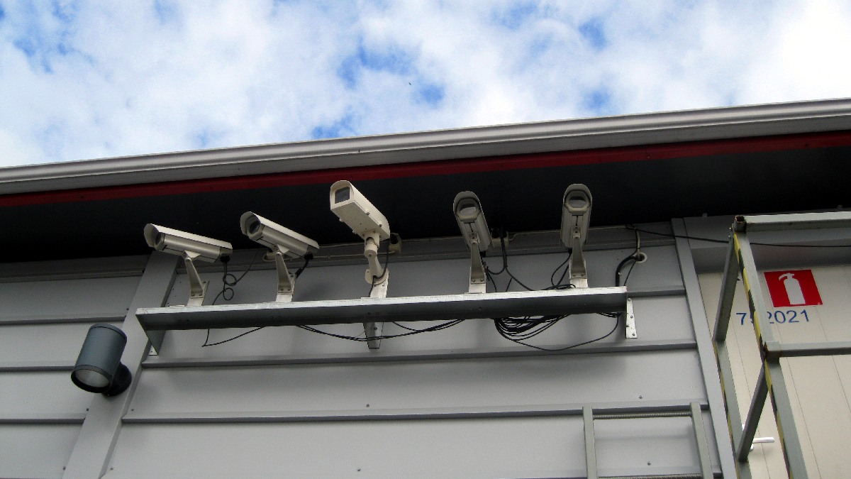 As invasões noturnas foram associadas a imagens de câmeras de segurança, e documentos citados pela imprensa apontam duas entradas registradas antes da prisão em 19 de agosto de 2013 (Foto: Santeri Viinamäki / Wikimedia Commons)