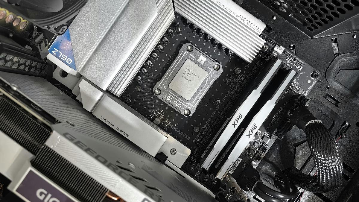 O interior do PC ajuda o leitor a localizar visualmente onde os módulos ficam instalados e por que a compatibilidade com a placa-mãe importa tanto (Foto: Andrey Matveev / Pexels)