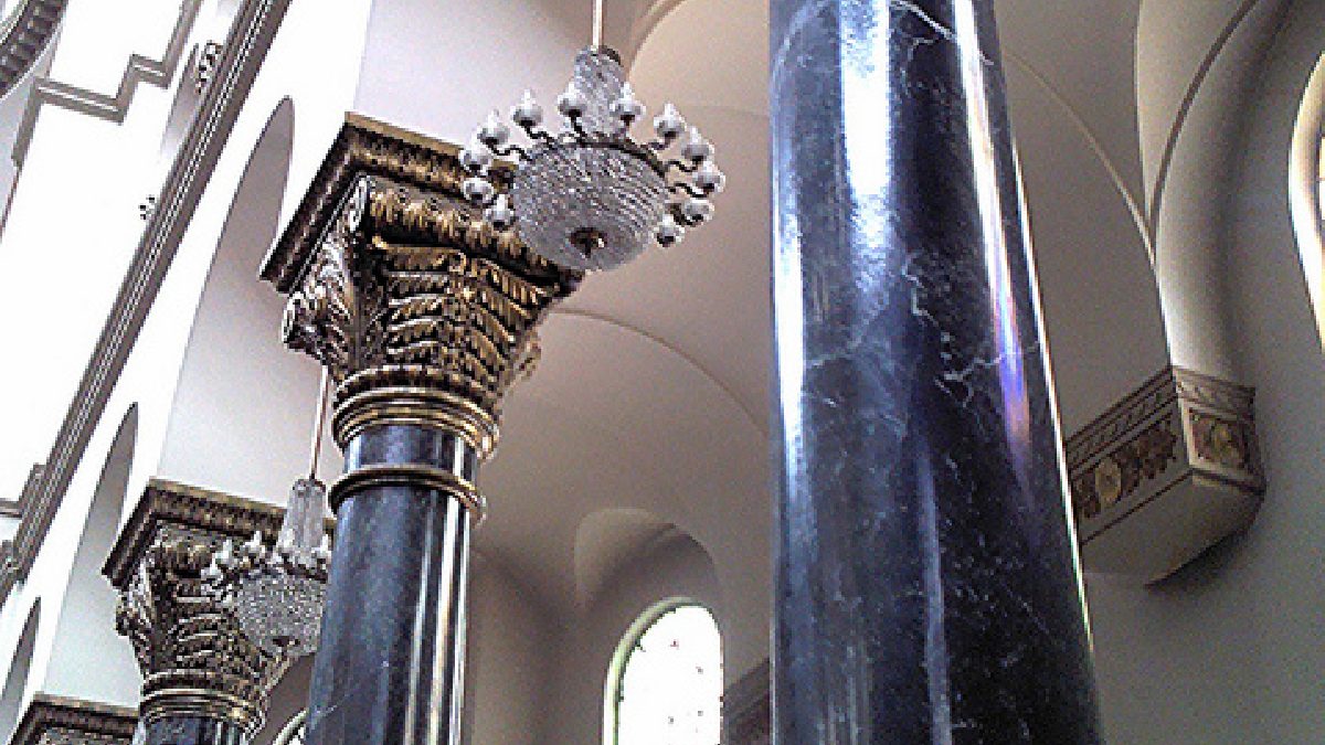 A catedral conta com belíssimas colunas de scagliola neo-bizantinas (Foto: Mauro Cateb / Wikimedia Commons)